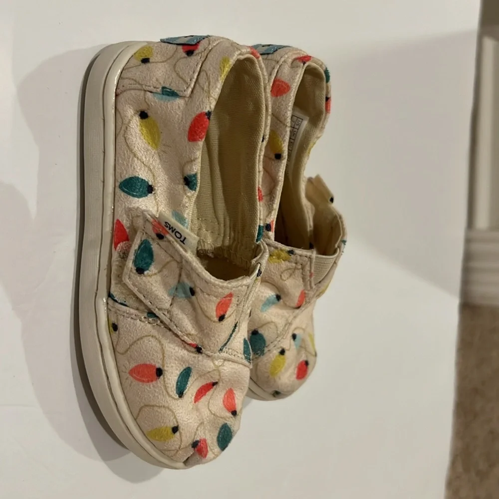 TOMS Belmont Toddler Girl Slip On Shoe Cream Christmas Light Bulb US7 - Picture 4 of 15